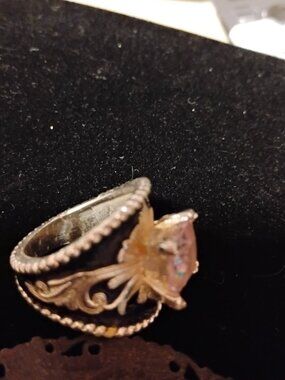 SIZE 9.. WESTERN LOOK fAUX dIAMOND RING..BLACK ENAMEL WITH GOLD LAGRGE STATEMEN